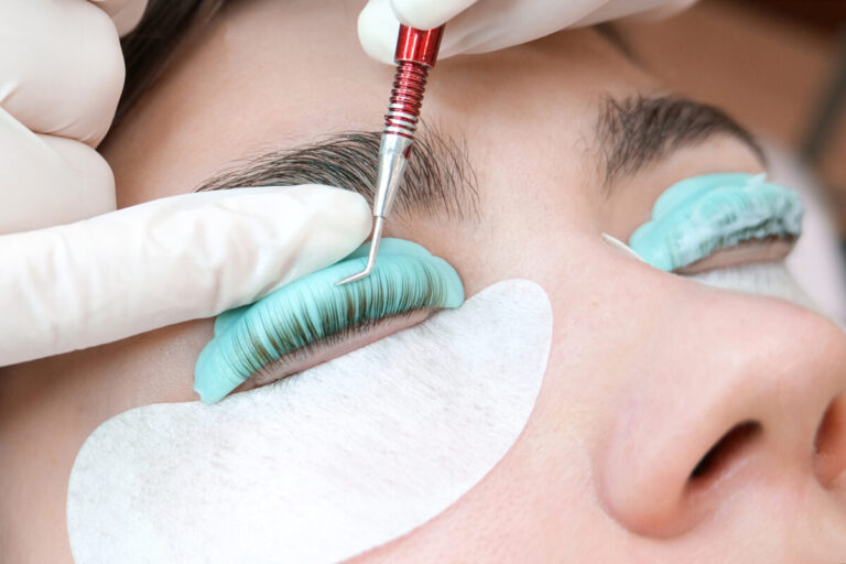 The Pros and Cons of Eyelash Lamination: A Glimpse into the Procedure in Dubai Salons
